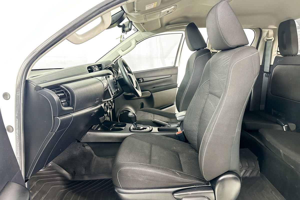 2020 Toyota Hilux SR (4x4) GUN126R FACELIFT 4X4