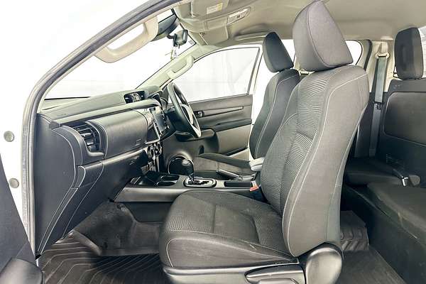 2020 Toyota Hilux SR (4x4) GUN126R FACELIFT 4X4