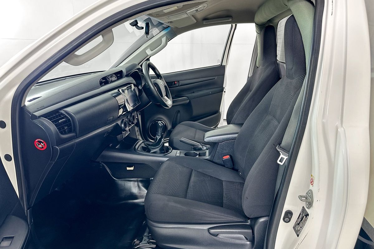 2017 Toyota HILUX SR (4x4) GUN126R 4X4