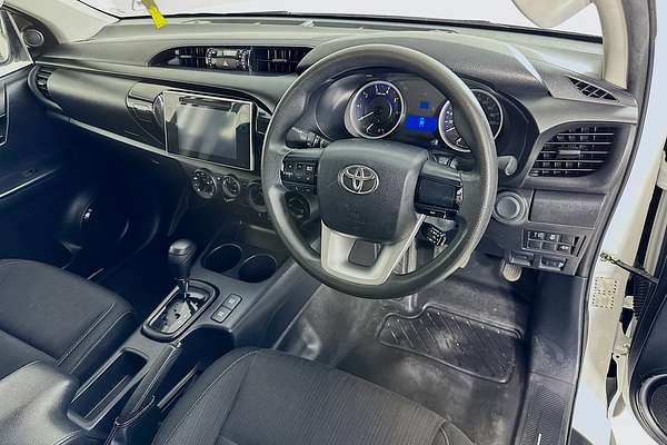 2017 Toyota HILUX SR (4x4) GUN126R 4X4