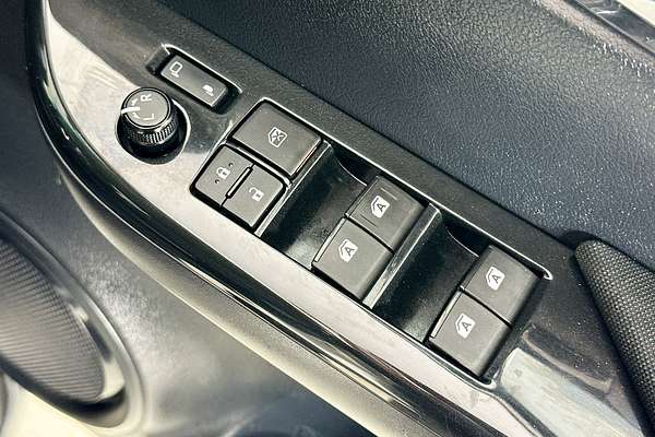 2018 Toyota HILUX SR5 (4x4) GUN126R MY17 4X4