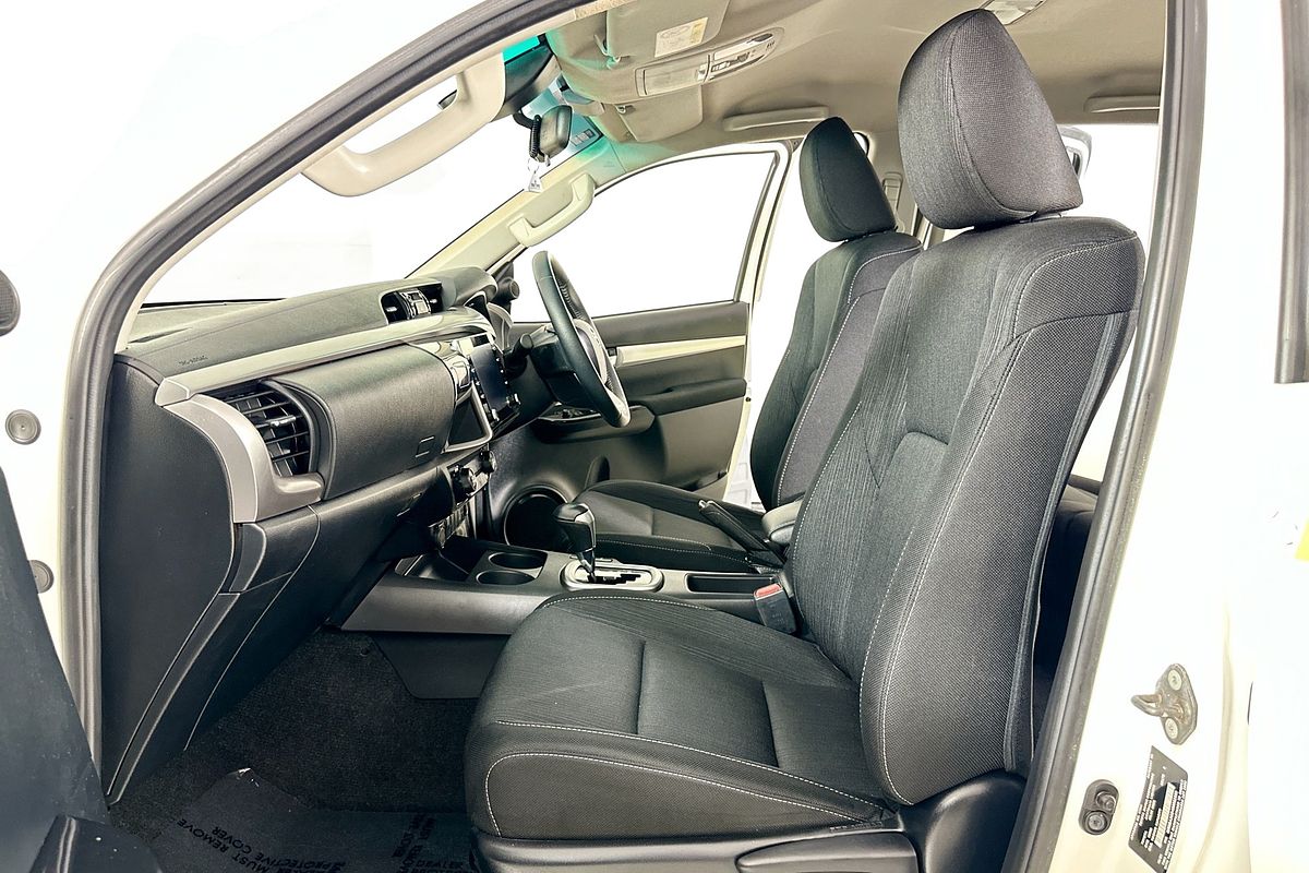 2021 Toyota HILUX SR5 (4x4) GUN126R FACELIFT 4X4