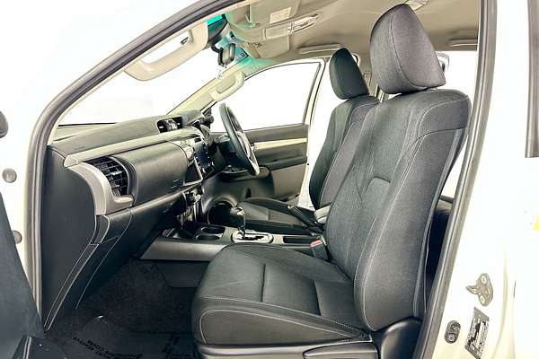 2021 Toyota HILUX SR5 (4x4) GUN126R FACELIFT 4X4