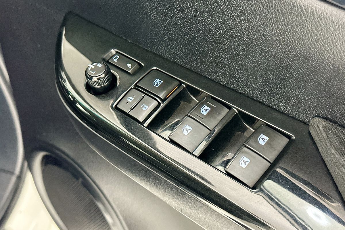 2015 Toyota HILUX SR5 (4x4) GUN126R 4X4