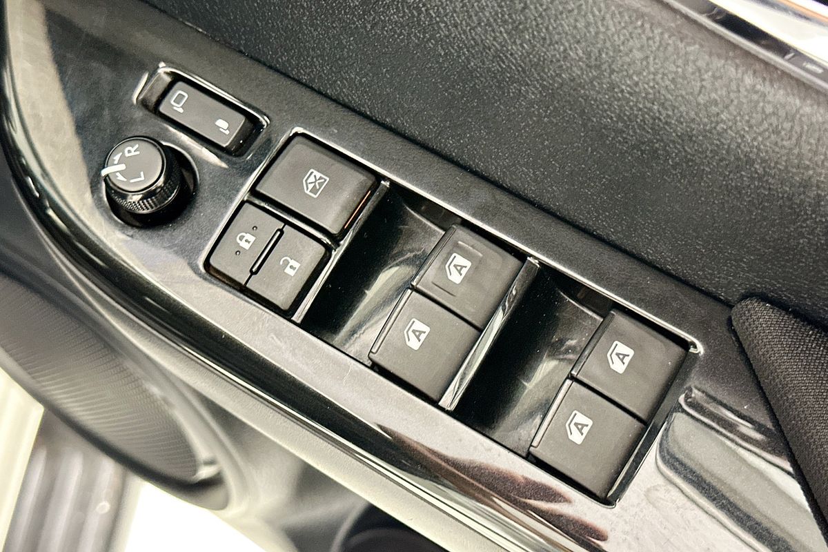 2017 Toyota HILUX SR5 (4x4) GUN126R MY17 4X4