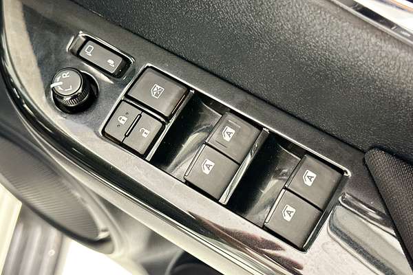 2017 Toyota HILUX SR5 (4x4) GUN126R MY17 4X4