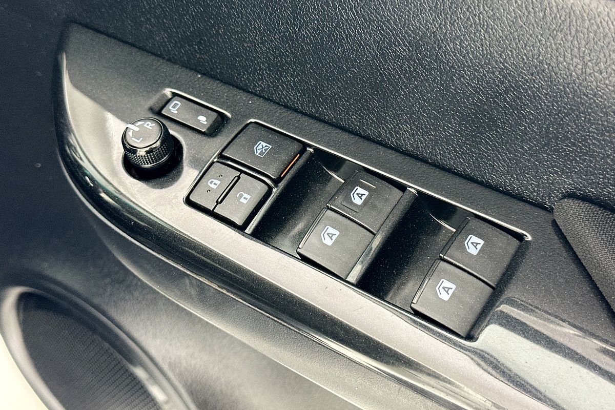 2017 Toyota HILUX SR5 (4x4) GUN126R 4X4