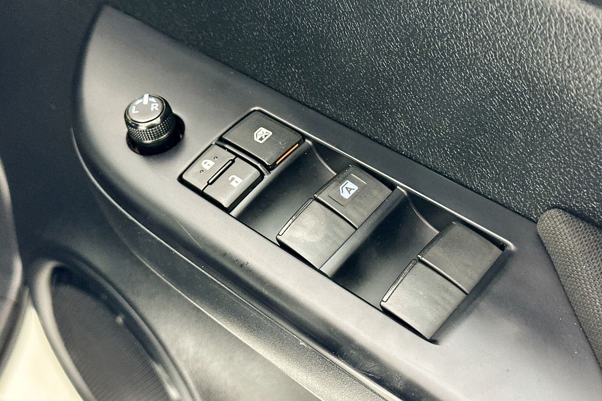 2018 Toyota HILUX SR (4x4) GUN126R MY17 4X4