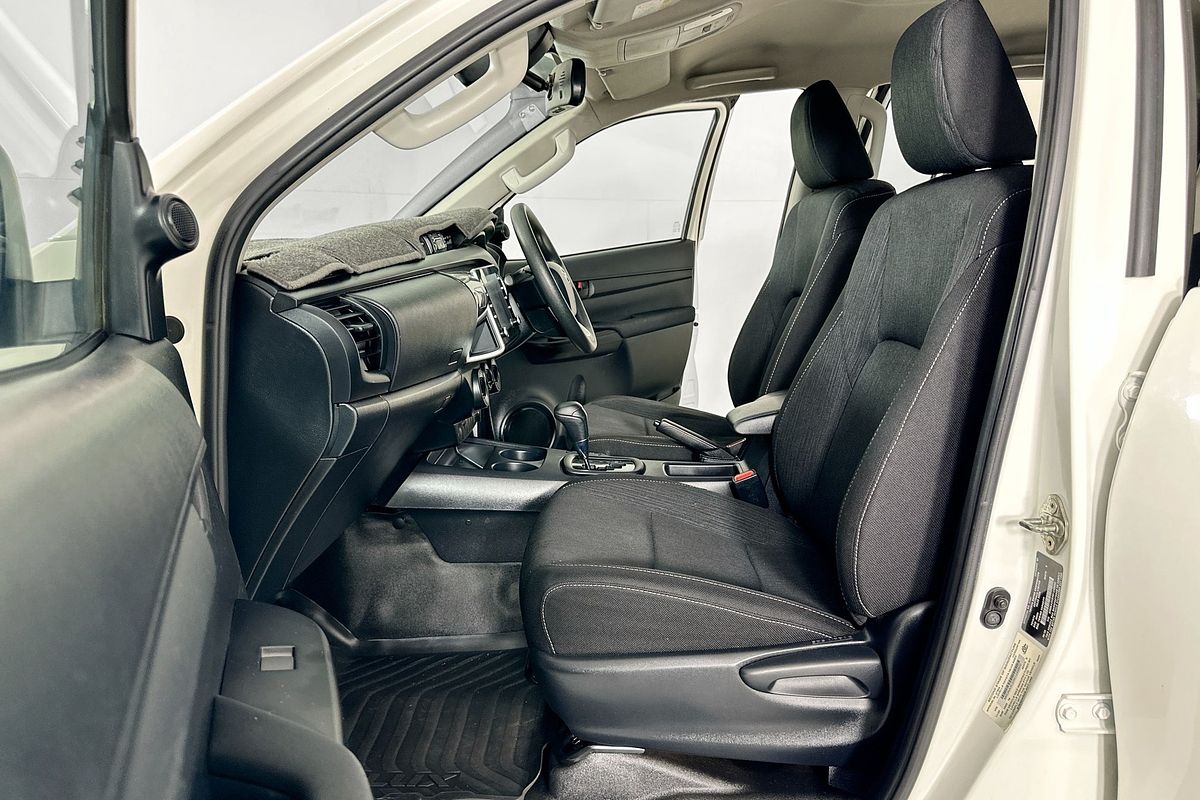 2020 Toyota HILUX SR (4x4) GUN126R FACELIFT 4X4