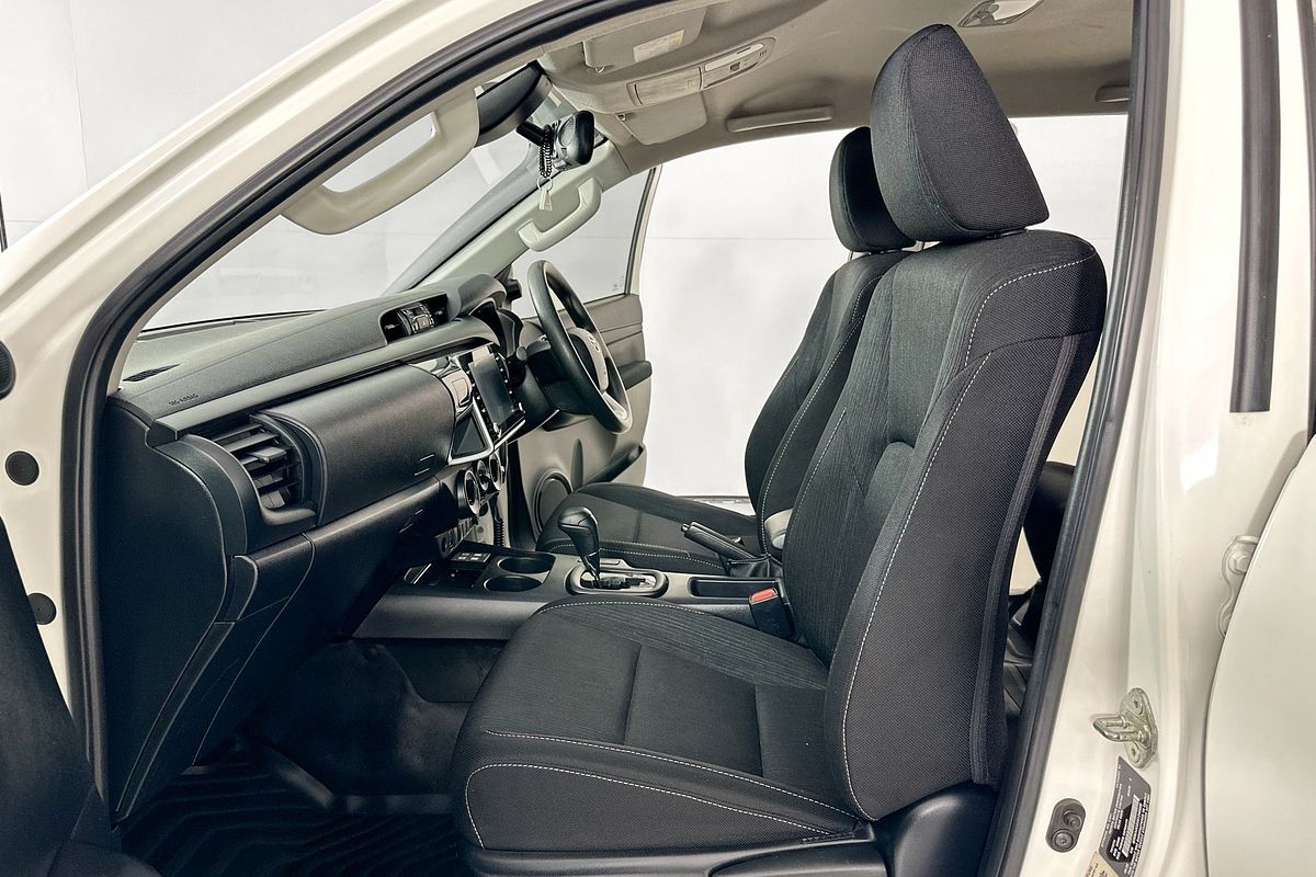 2020 Toyota HILUX SR (4x4) GUN126R FACELIFT 4X4