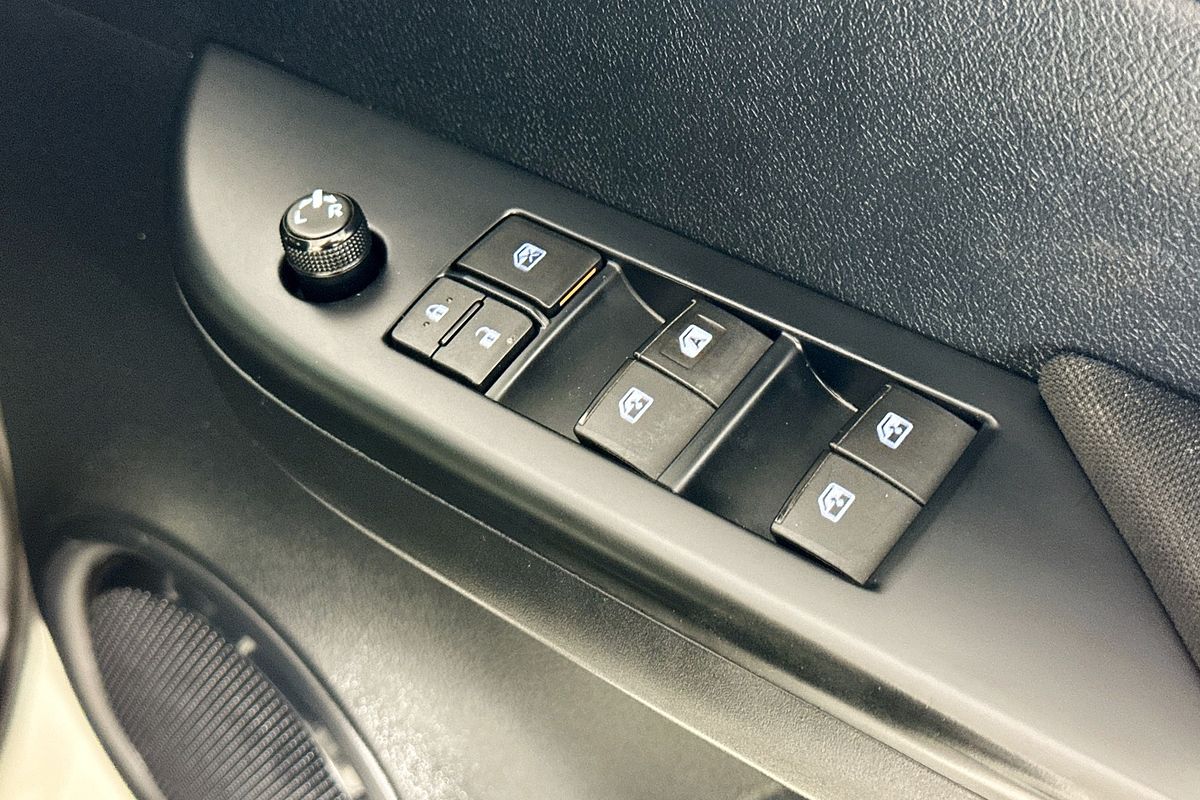 2017 Toyota HILUX SR (4x4) GUN126R 4X4