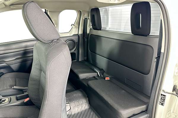 2025 Toyota HILUX SR (4x4) GUN126R RC 4X4