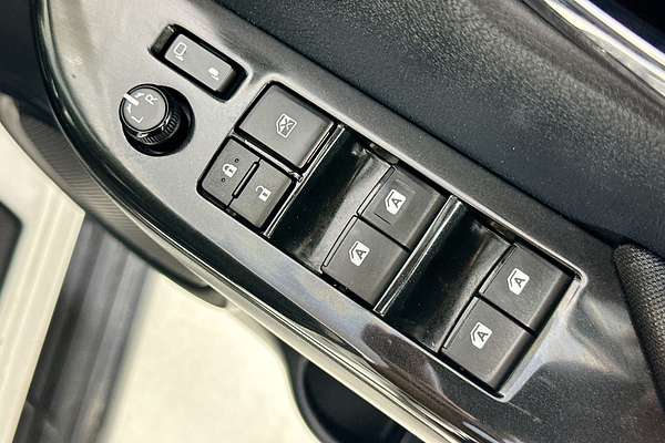 2017 Toyota HILUX SR5 (4x4) GUN126R 4X4