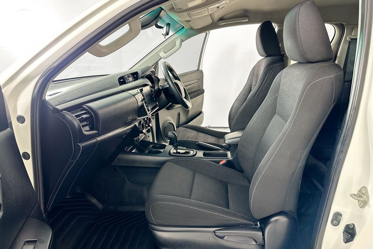 2020 Toyota Hilux SR (4x4) GUN126R FACELIFT 4X4