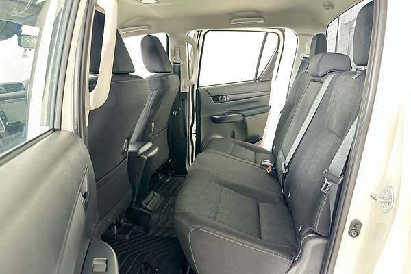 2025 Toyota HILUX SR (4x4) STEEL WHEELS GUN126R RC 4X4