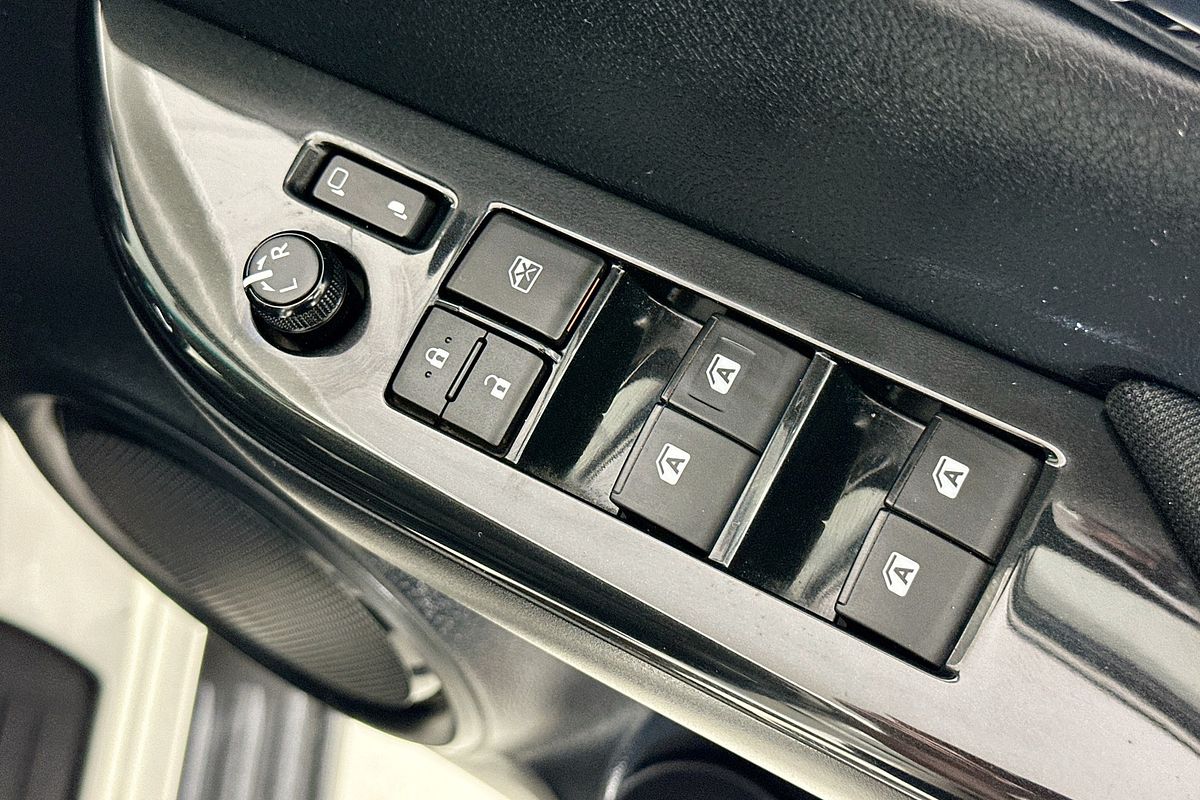 2017 Toyota HILUX SR5 (4x4) GUN126R 4X4