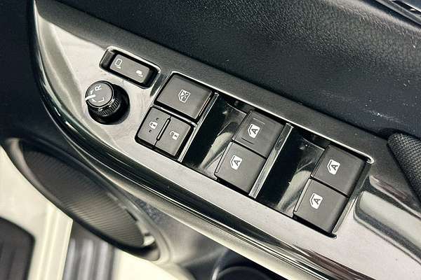 2017 Toyota HILUX SR5 (4x4) GUN126R 4X4