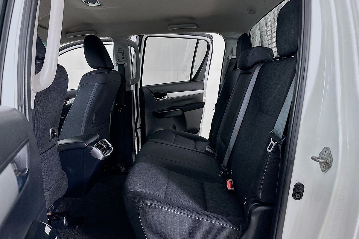 2021 Toyota HILUX SR5 (4x4) GUN126R FACELIFT 4X4
