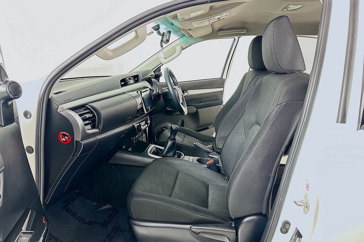 2016 Toyota HILUX SR5 (4x4) GUN126R 4X4