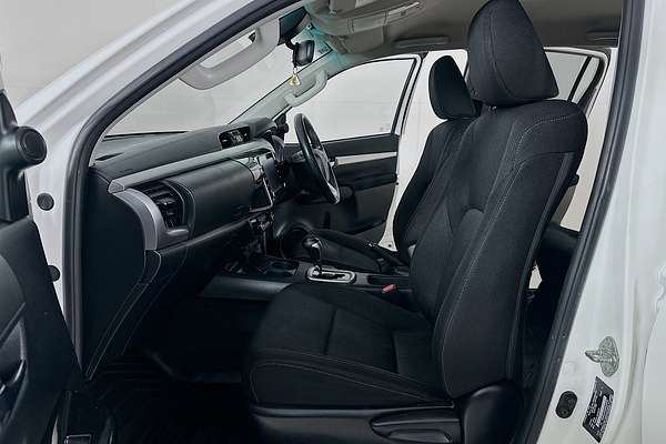 2020 Toyota HILUX SR5 (4x4) GUN126R FACELIFT 4X4