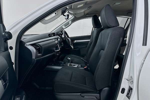 2020 Toyota HILUX SR5 (4x4) GUN126R FACELIFT 4X4