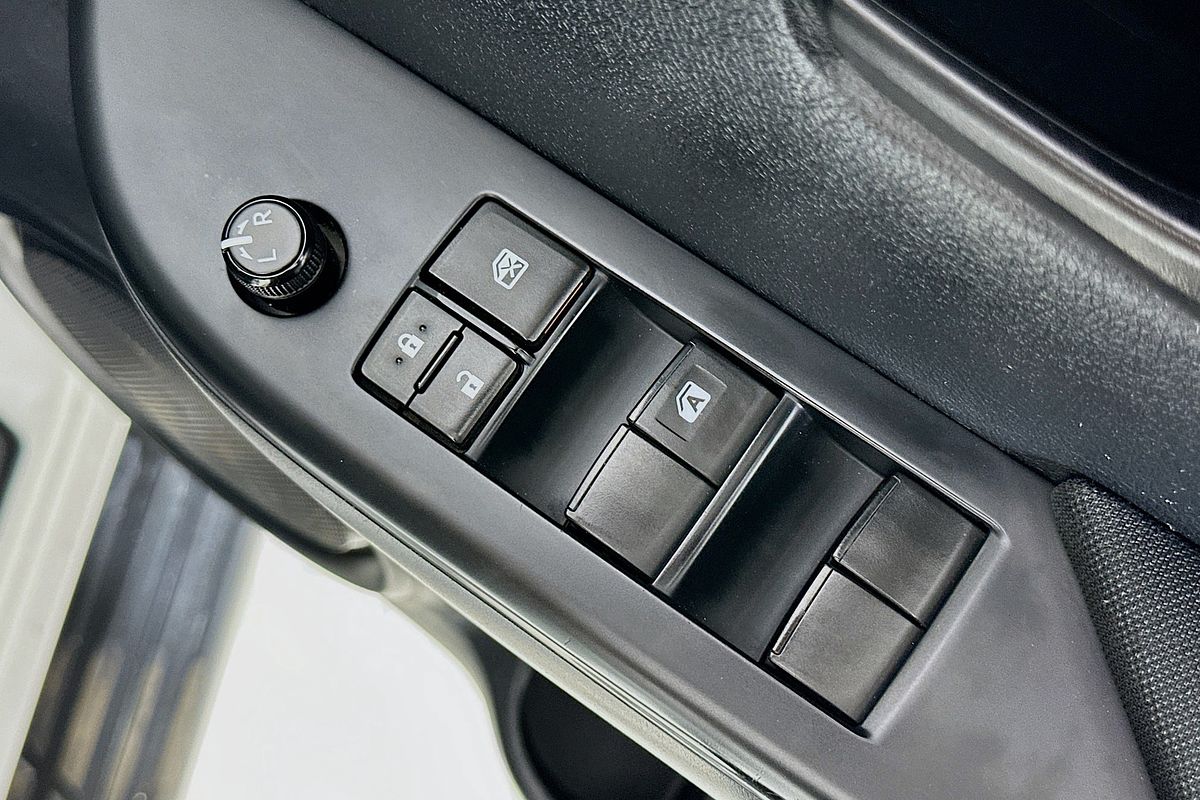 2017 Toyota HILUX SR (4x4) GUN126R 4X4