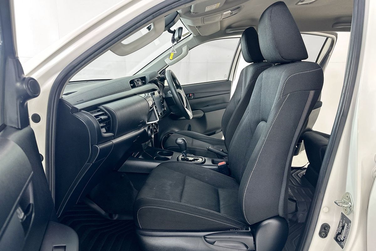 2020 Toyota HILUX SR (4x4) GUN126R FACELIFT 4X4