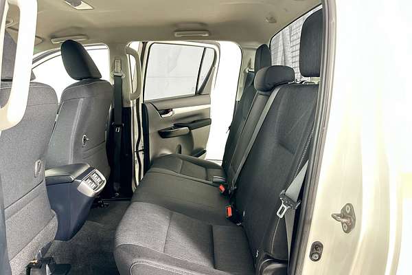 2021 Toyota HILUX SR5 (4x4) GUN126R FACELIFT 4X4