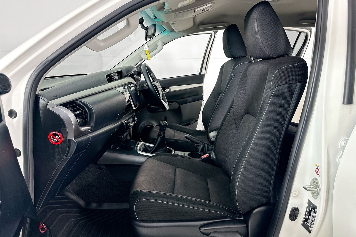 2017 Toyota HILUX SR5 (4x4) GUN126R 4X4