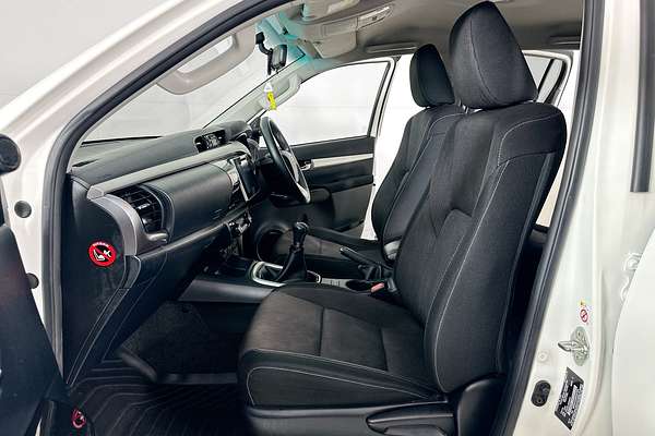 2017 Toyota HILUX SR5 (4x4) GUN126R 4X4