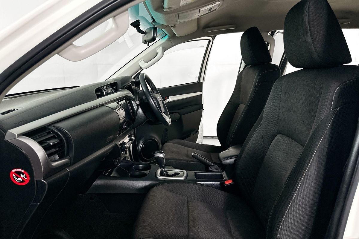 2017 Toyota HILUX SR5 (4x4) GUN126R 4X4