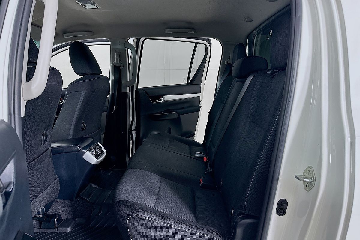 2020 Toyota HILUX SR5 (4x4) GUN126R FACELIFT 4X4
