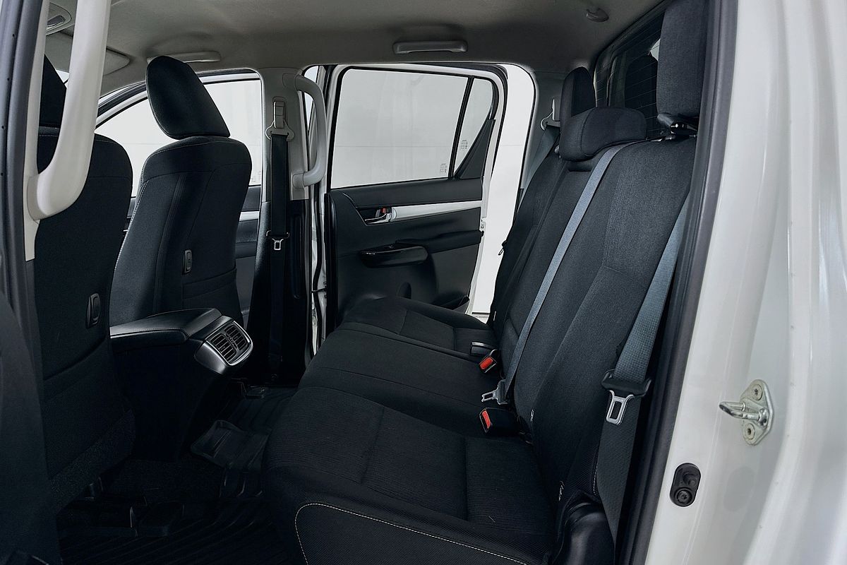 2020 Toyota HILUX SR5 (4x4) GUN126R FACELIFT 4X4