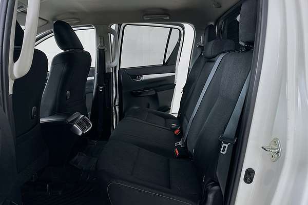 2020 Toyota HILUX SR5 (4x4) GUN126R FACELIFT 4X4