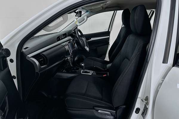 2020 Toyota HILUX SR5 (4x4) GUN126R FACELIFT 4X4
