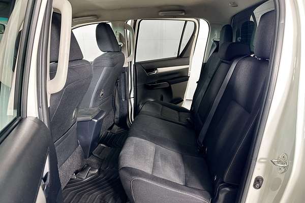 2015 Toyota HILUX SR5 (4x4) GUN126R 4X4