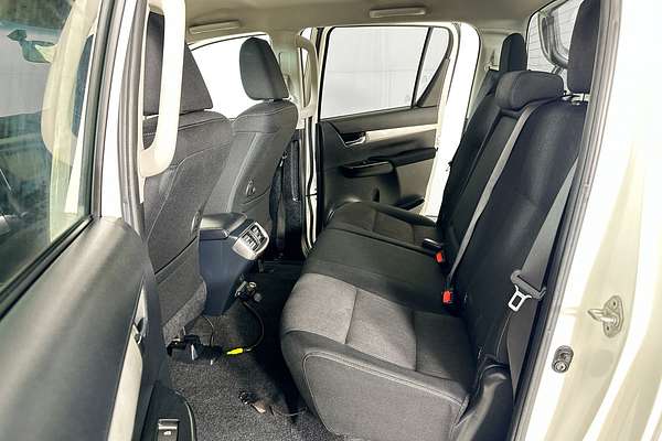 2017 Toyota HILUX SR5 (4x4) GUN126R 4X4