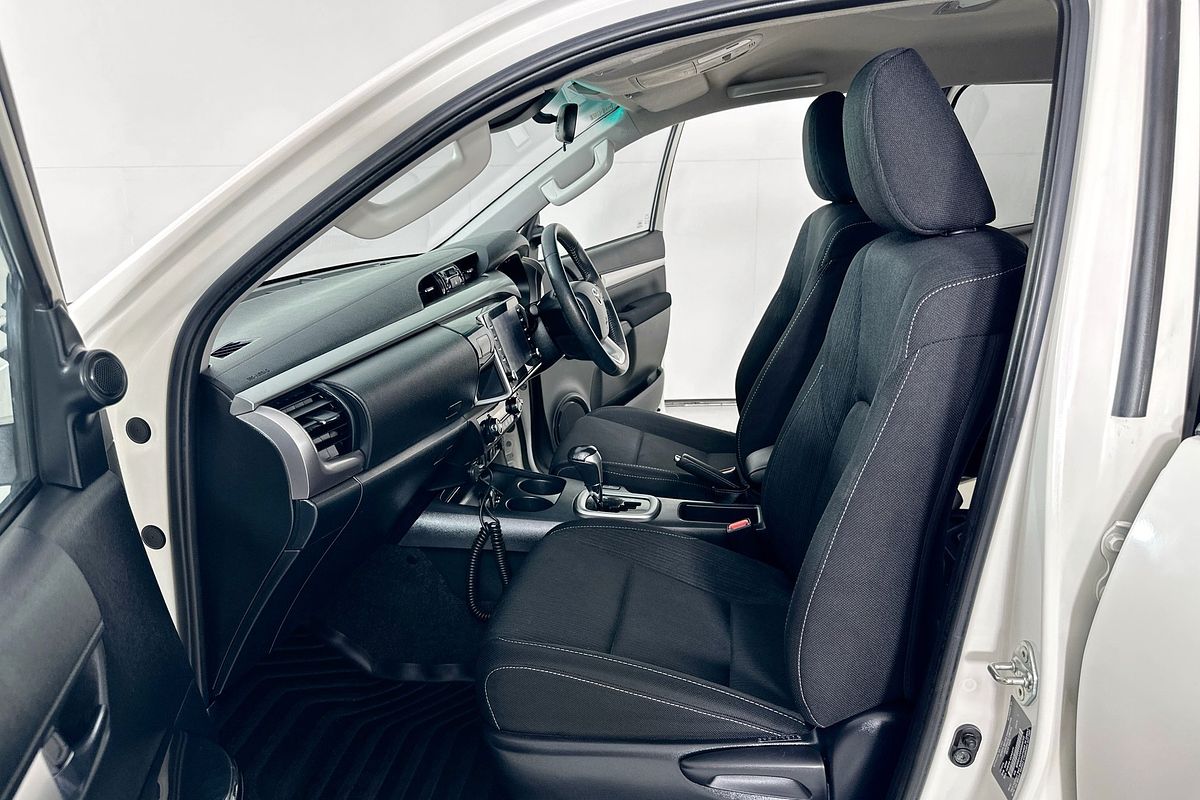 2021 Toyota HILUX SR5 (4x4) GUN126R FACELIFT 4X4