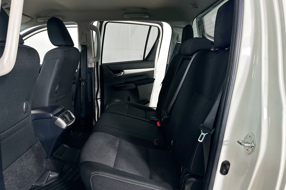 2017 Toyota HILUX SR5 (4x4) GUN126R 4X4