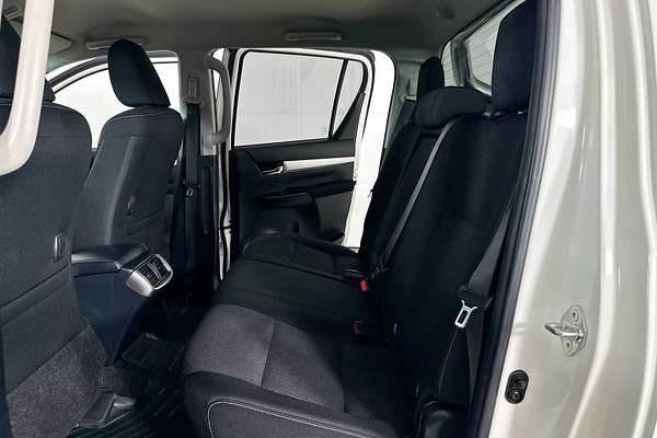 2017 Toyota HILUX SR5 (4x4) GUN126R 4X4