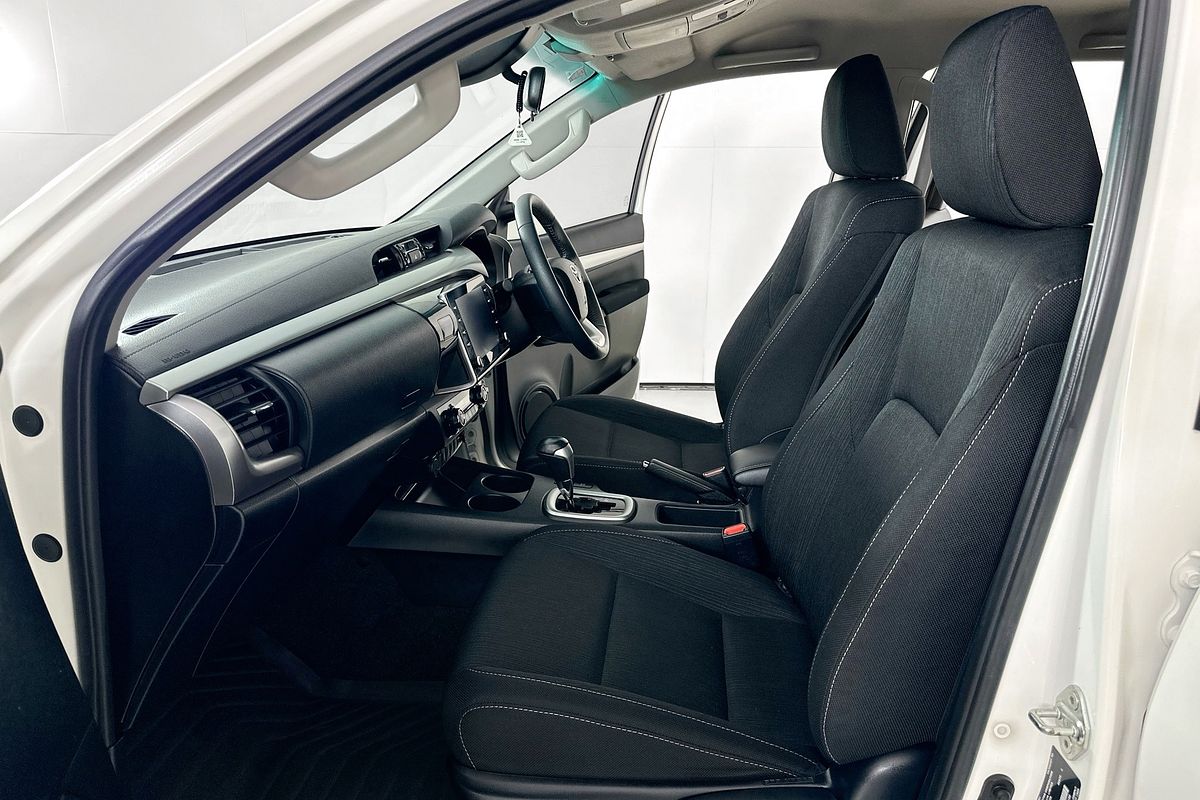 2021 Toyota HILUX SR5 (4x4) GUN126R FACELIFT 4X4