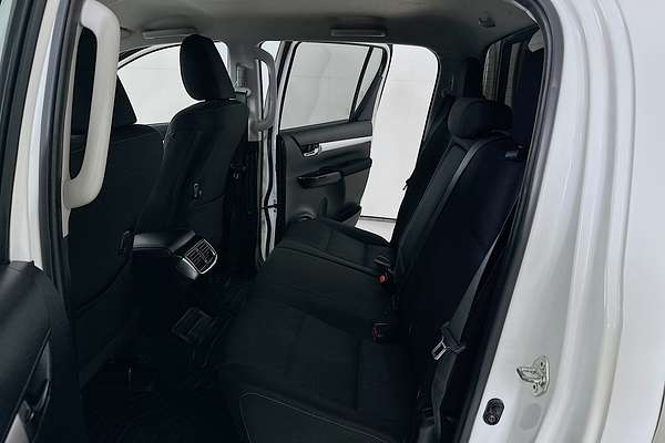 2020 Toyota HILUX SR5 (4x4) GUN126R FACELIFT 4X4