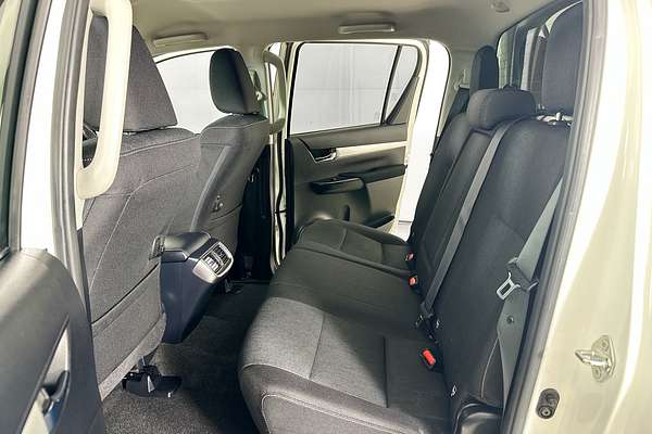 2021 Toyota HILUX SR5 (4x4) GUN126R FACELIFT 4X4