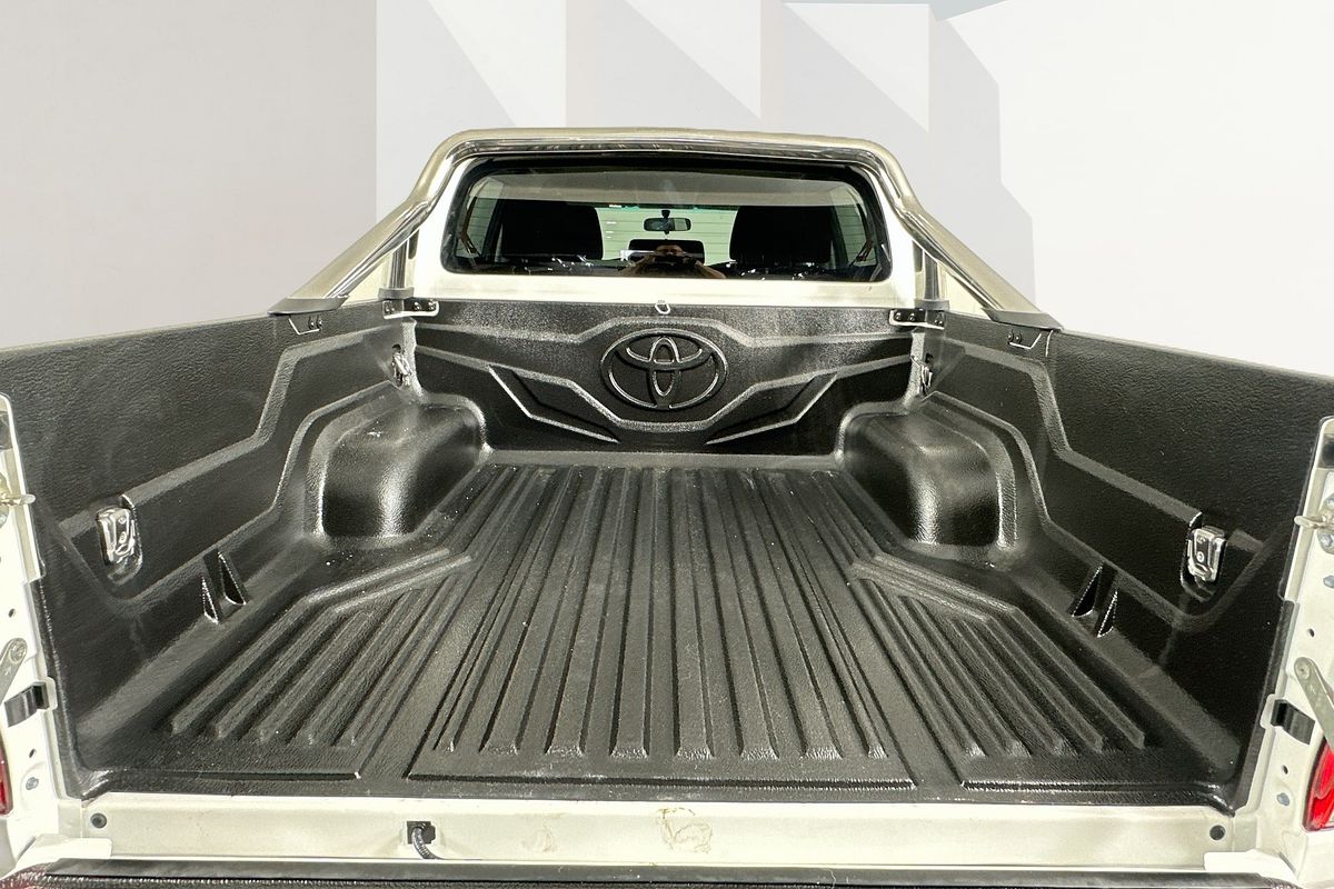 2017 Toyota HILUX SR5 (4x4) GUN126R 4X4