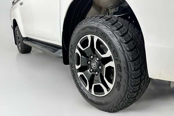 2020 Toyota HILUX SR5 (4x4) GUN126R FACELIFT 4X4