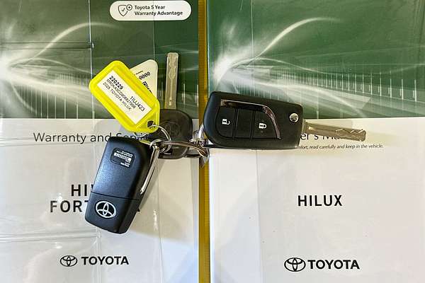 2025 Toyota HILUX SR (4x4) STEEL WHEELS GUN126R RC 4X4