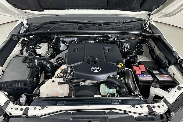 2020 Toyota HILUX SR5 (4x4) GUN126R FACELIFT 4X4