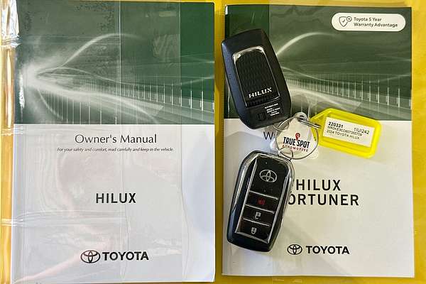 2024 Toyota HILUX SR 48V (4x4) GUN126R 4X4