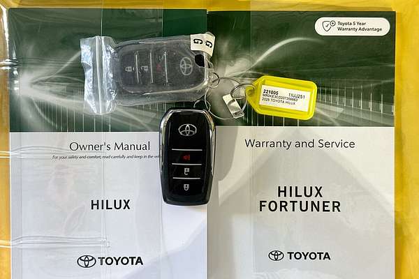 2025 Toyota HILUX SR 48V (4x4) GUN126R RC 4X4