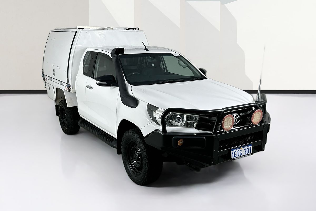 2017 Toyota HILUX SR (4x4) GUN126R 4X4